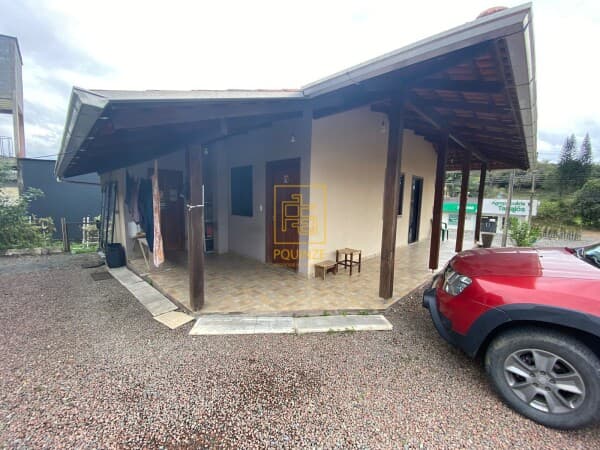 Casa em Indaial com um amplo terreno