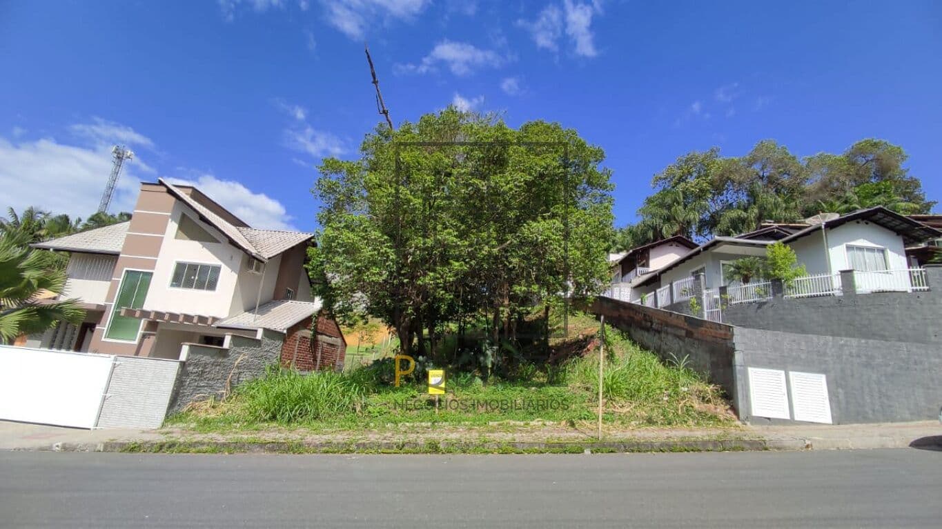 Terreno com 687 m2 no Bairro Quintino