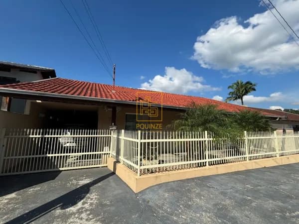 Casa com piscina e área de lazer completa em Pomerode