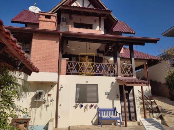 Casa com potencial pousada no bairro das Nações em Timbó