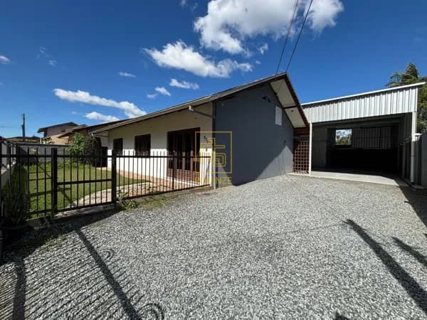 Casa com galpão no bairro das Capitais em Timbó