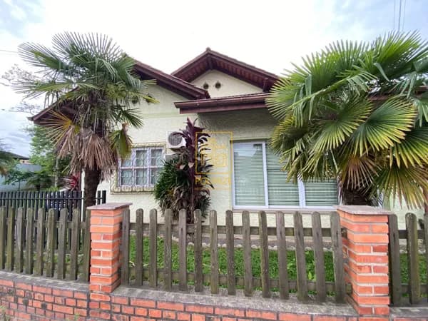 Residência com 3 dormitórios e amplo quintal em Timbó