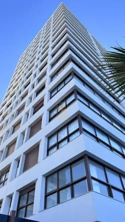 Apartamento de alto padrão a 100m da Praia em Balnéario Piçarras" funcionam bem por destacarem a localização e a sofisticação.