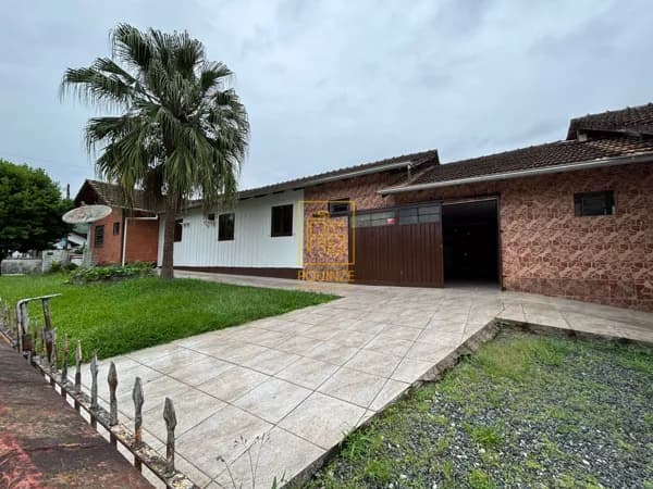 Casa de esquina com kitnets para renda extra em Timbó