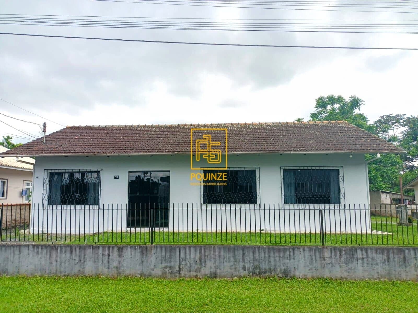 Casa com edícula e amplo terreno no bairro Araponguinhas