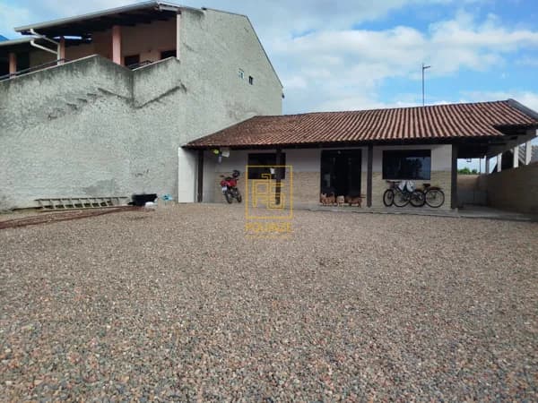 Casa com amplo terreno