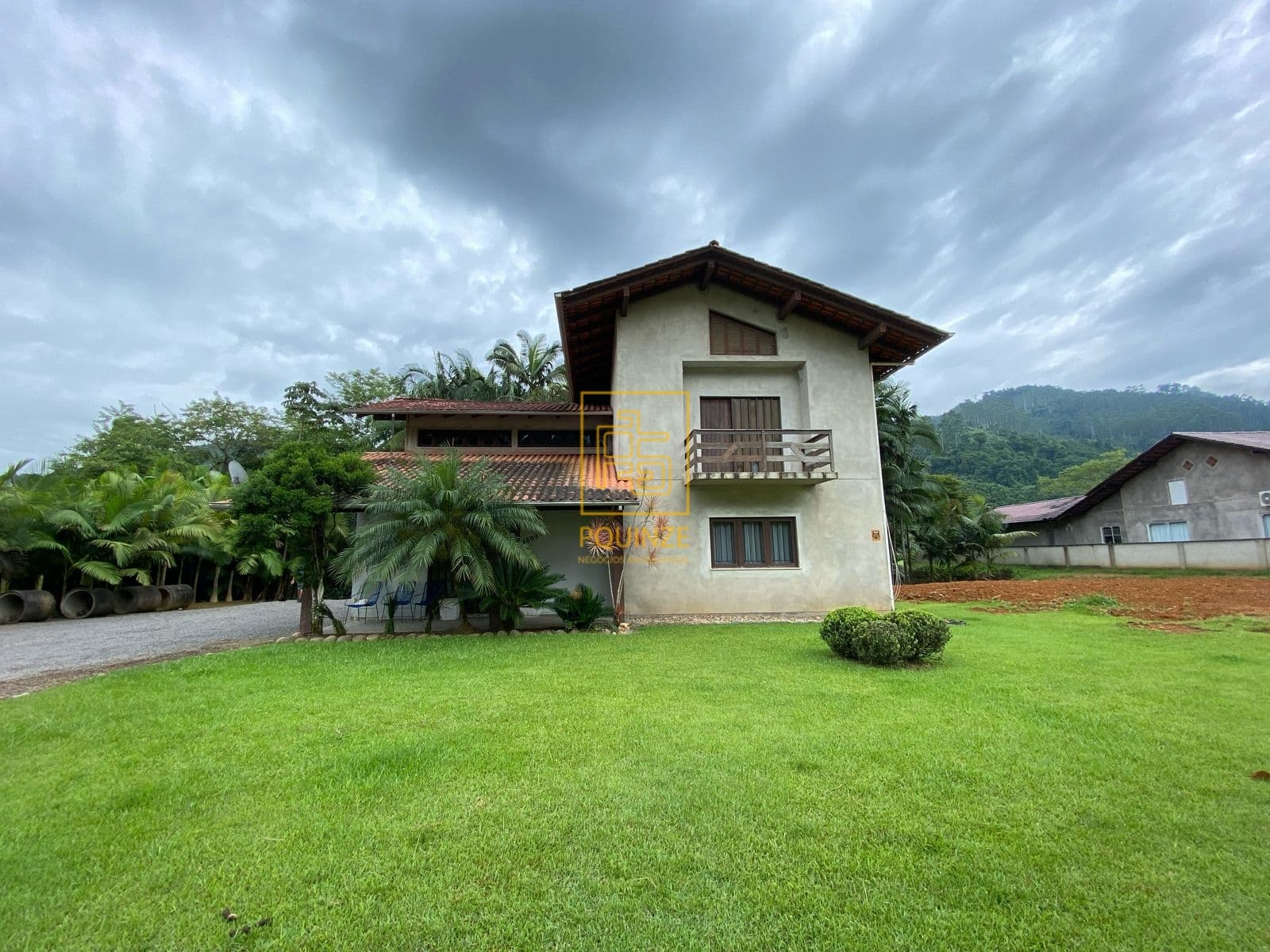 Casa de 2 pavimentos com ponto comercial