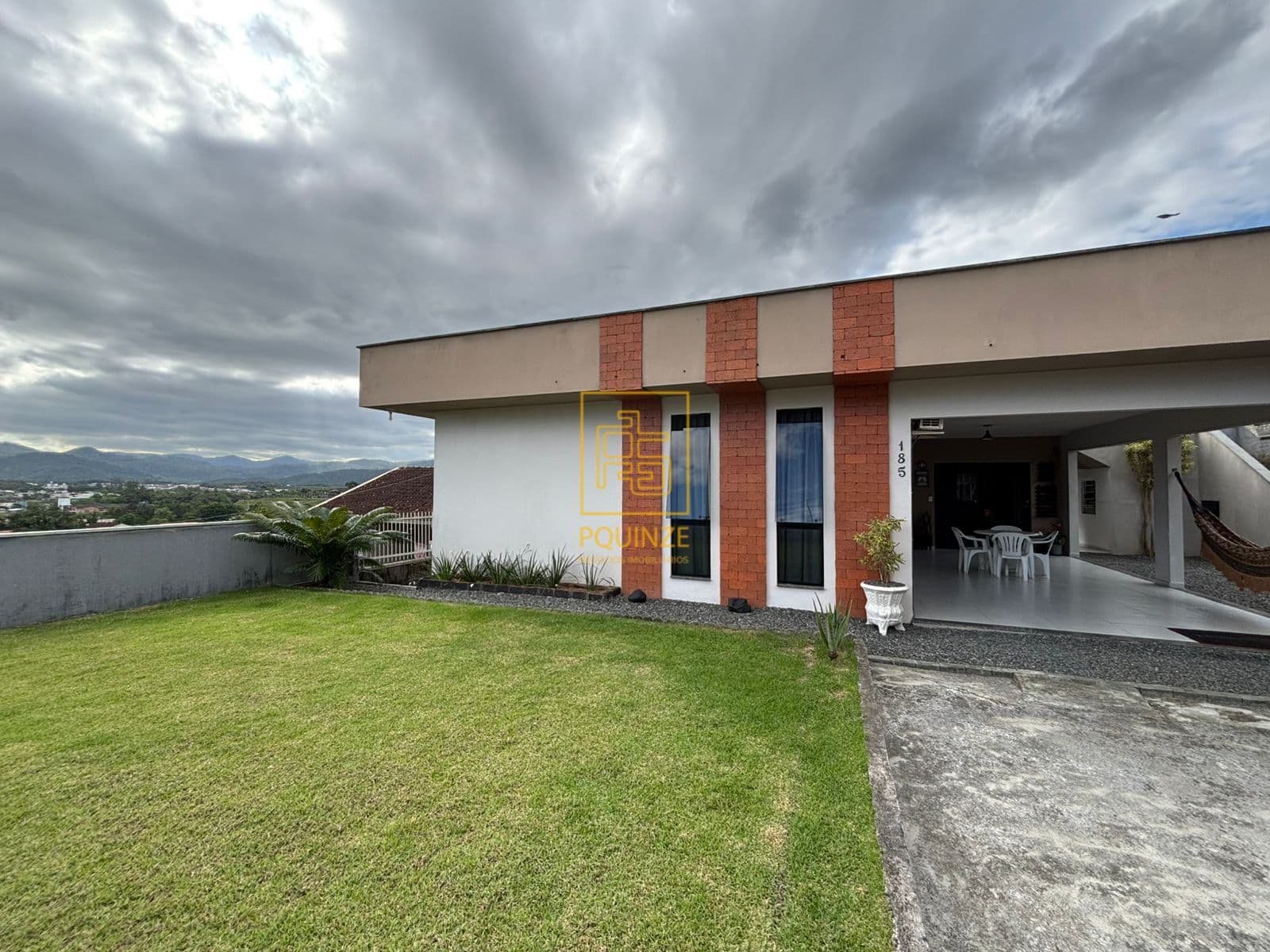 Linda casa com terraço e área de festa no Carijós