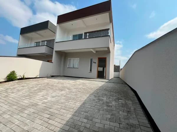 Sobrado com 3 dormitórios e amplo quintal em Indaial