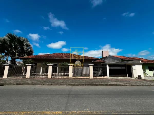 Espaçosa casa de esquina no bairro Quintino