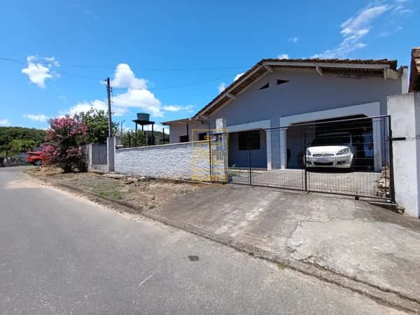 EXCLUSIVIDADE - Casa com amplo quintal no bairro Pomeranos