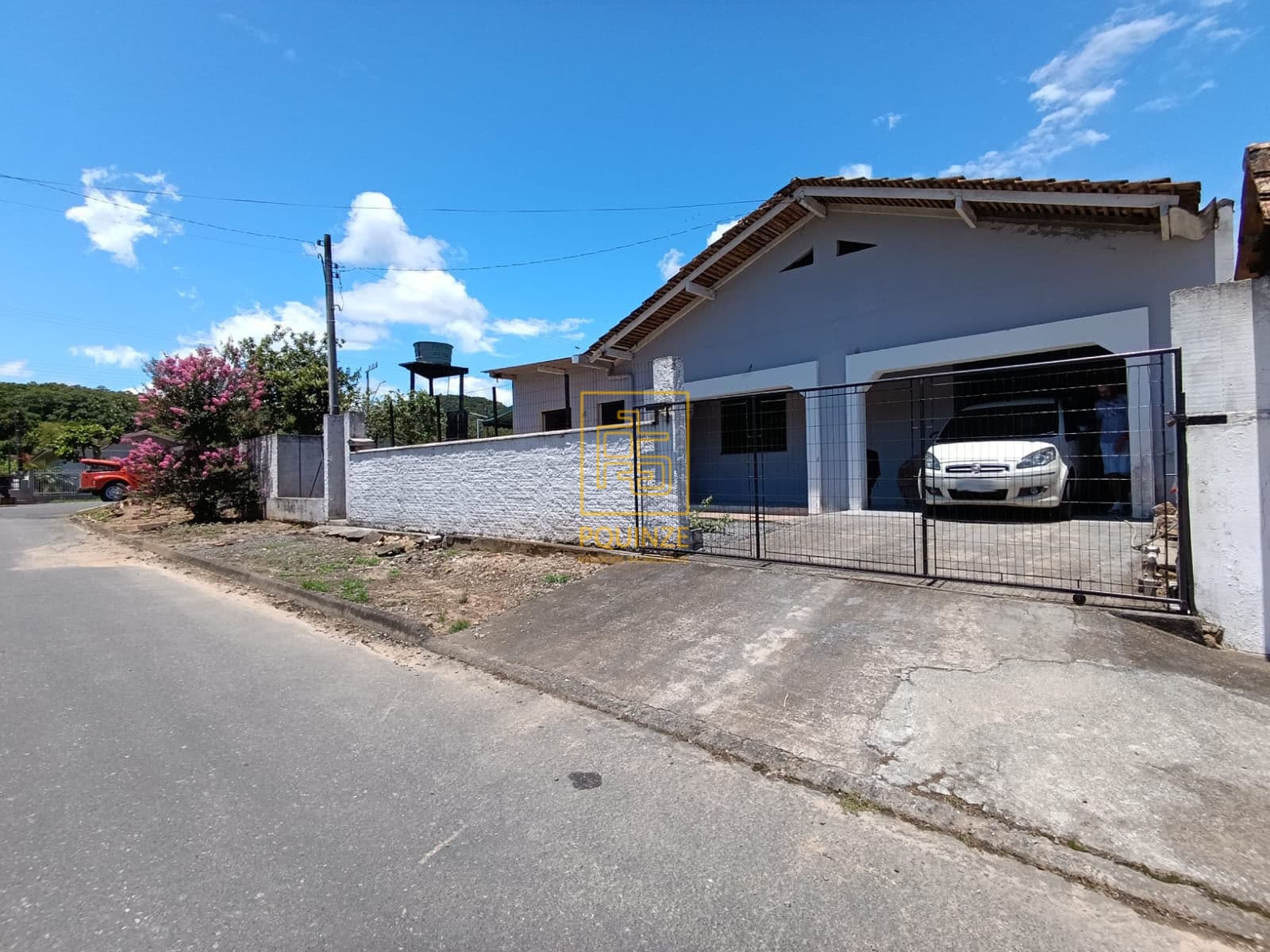 EXCLUSIVIDADE - Casa com amplo quintal no bairro Pomeranos