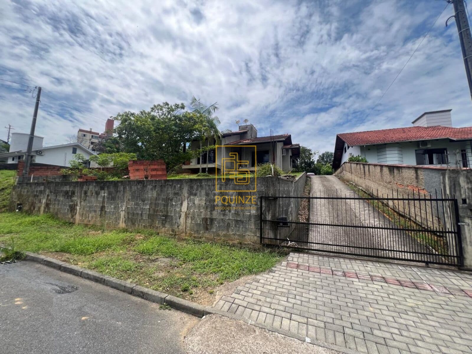 Casa com amplo quintal no bairro das Nações