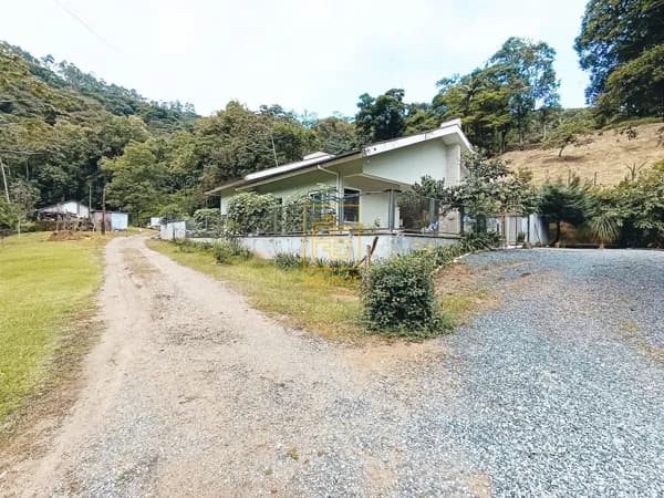 Excelente sítio em Timbó com 3 casas e estrutura de lazer completa
