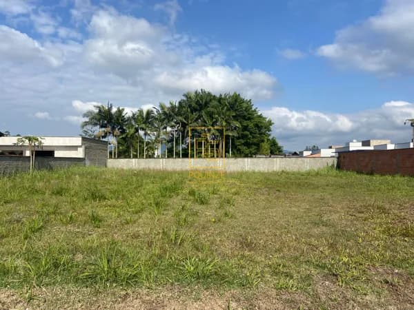 Terreno amplo no Centro de Rodeio