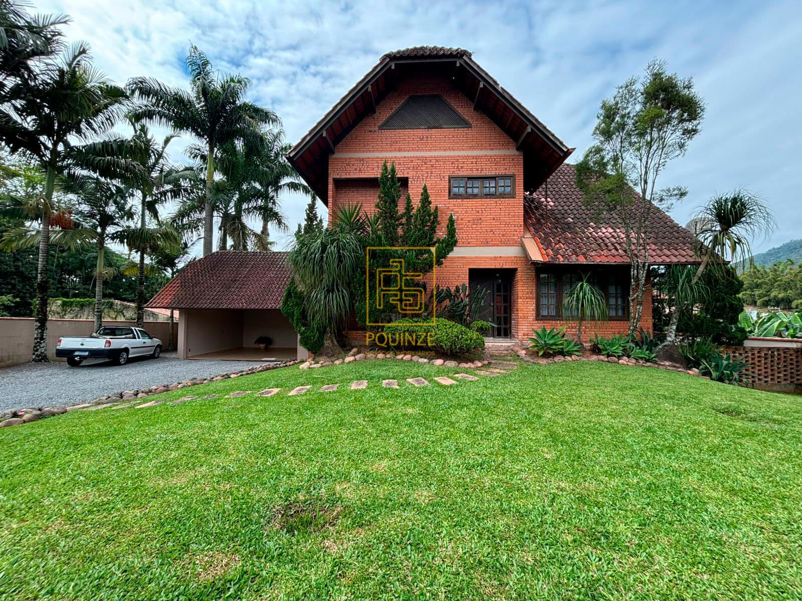 Linda casa de tijolinho à vista no bairro Capitais