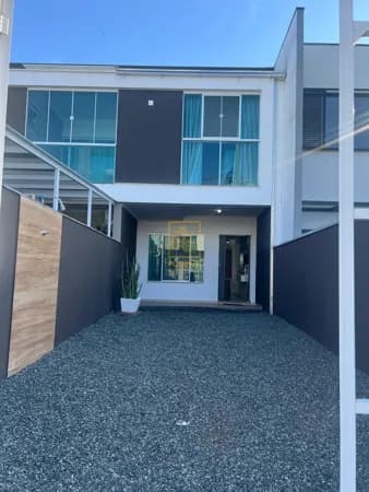 Perfeito Sobrado no Centro de Balneário Piçarras.