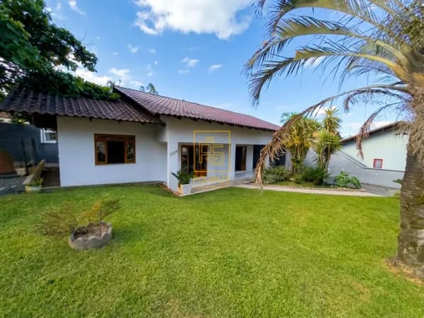 Casa com piscina e amplo terreno em localização livre de enchentes