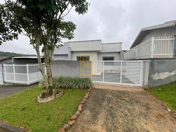 EXCLUSIVIDADE - Casa com amplo quintal no bairro Araponguinhas