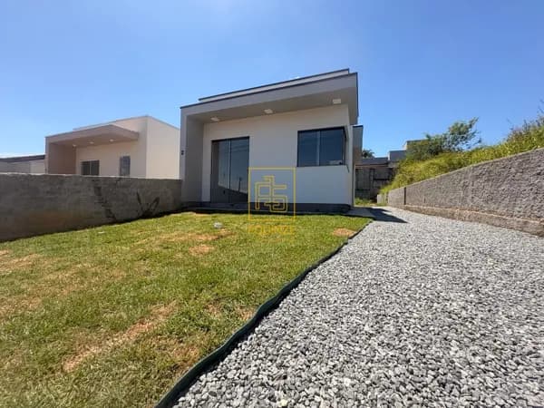 Casa com quintal e passagem lateral no bairro Araponguinhas