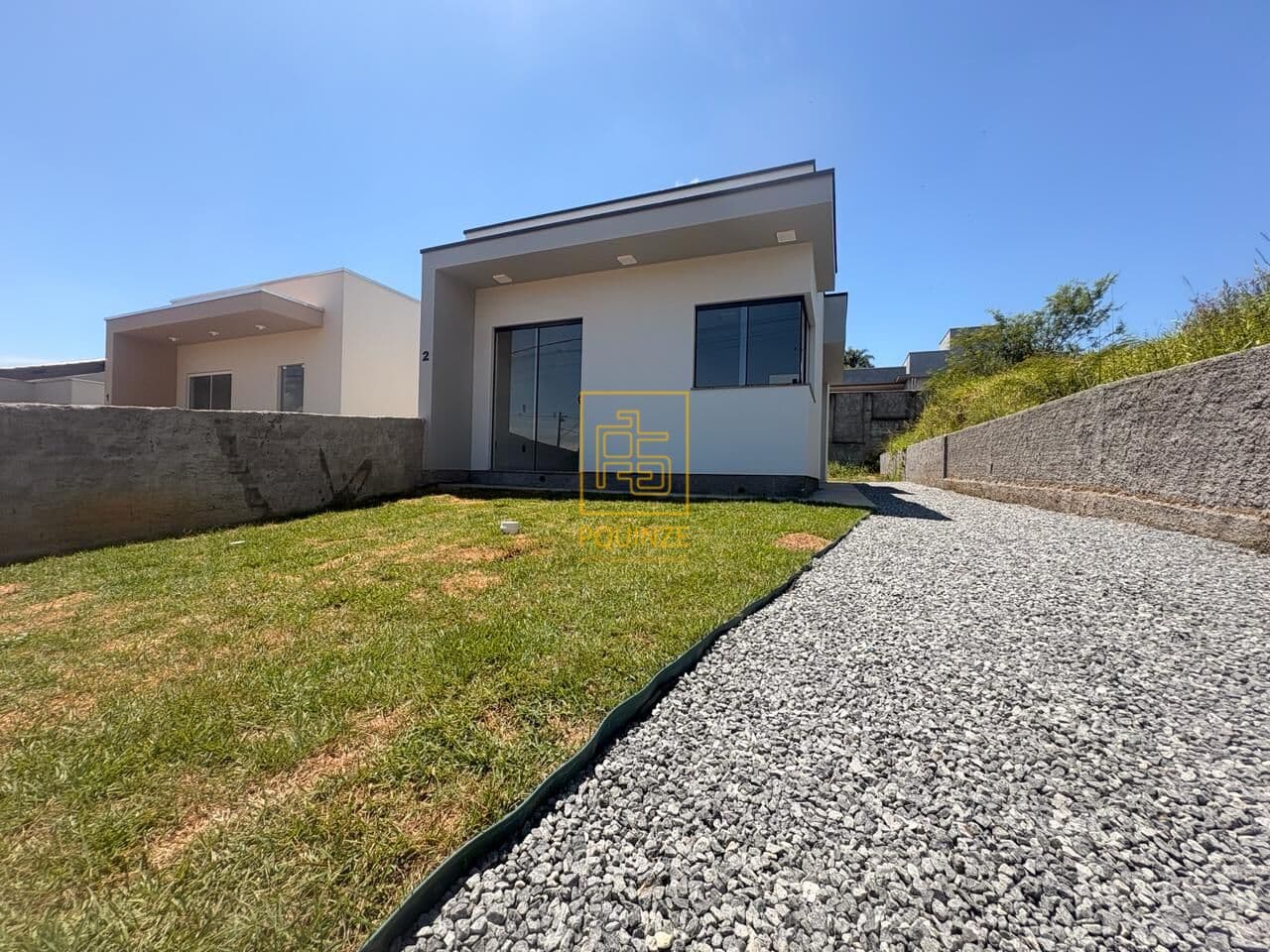 Casa com quintal e passagem lateral no bairro Araponguinhas