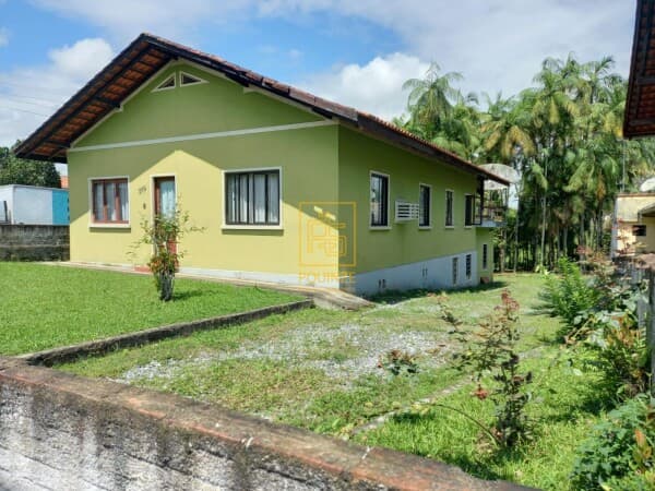 Casa com amplo terreno no Bairro Quintino