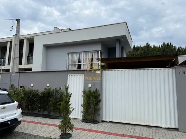 Casa molibilia em Balneário Piçarras poucos metros da praia.