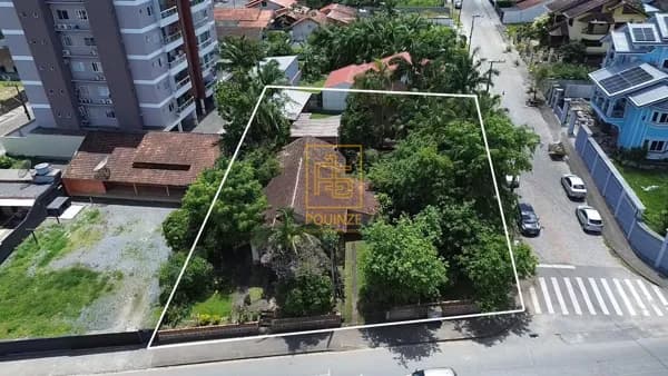 Terreno amplo com edificação em localização privilegiada