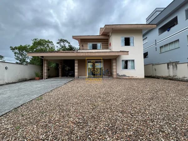Casa com suíte master e amplo espaço em Timbó