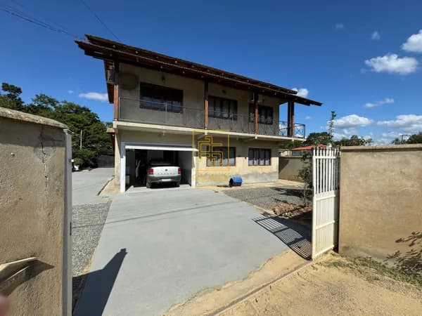 Casa grande com área de festas e fácil acesso a Blumenau