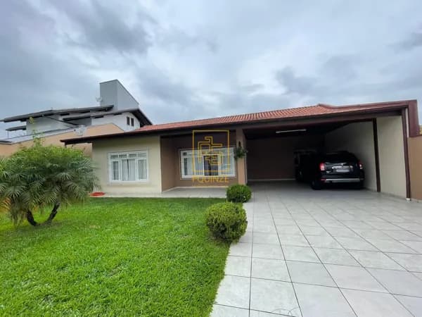 Ampla casa com área de festa em região nobre de Timbó