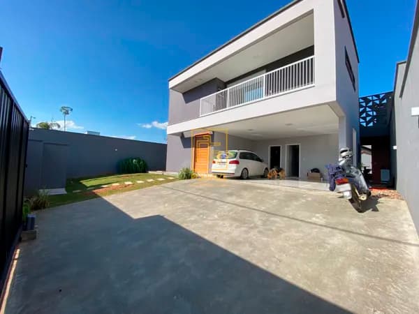 Casa de alto padrão com fino acabamento no bairro das Capitais