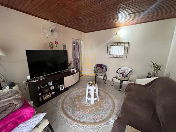 Casa mista no bairro das Capitais