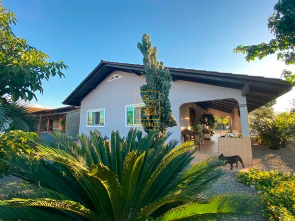 Casa com 3 dormitórios amplos no bairro das Nações