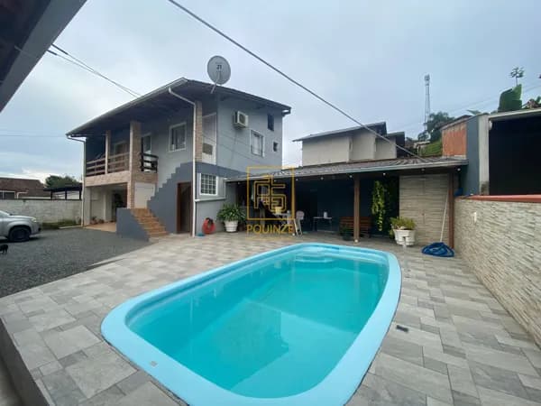 Amplo terreno com duas casas no bairro das Nações