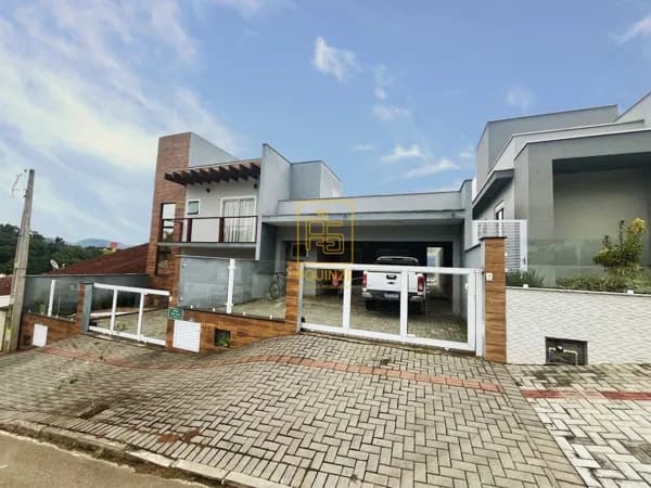 Conforto e praticidade em sobrado semi mobiliado no bairro das Nações