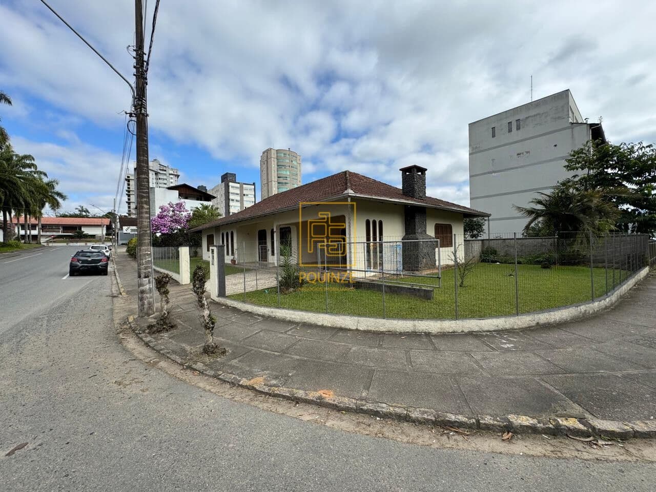 Casa de Esquina com Quintal Amplo no Bairro das Capitais