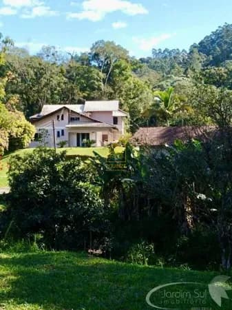 Amplo sítio em Rio do Sul com potencial de renda extra