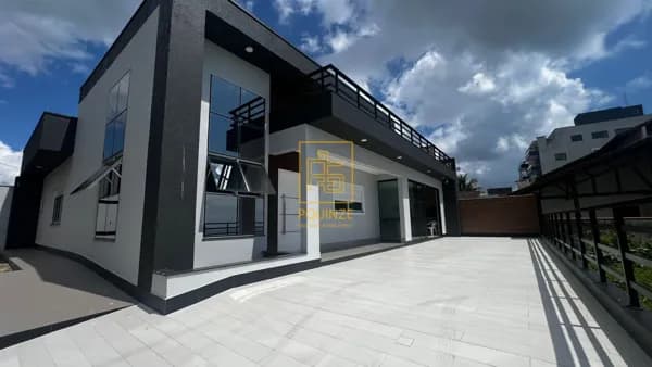 Casa com vista para o mar e alto padrão de acabamento a apenas 30 metros da praia