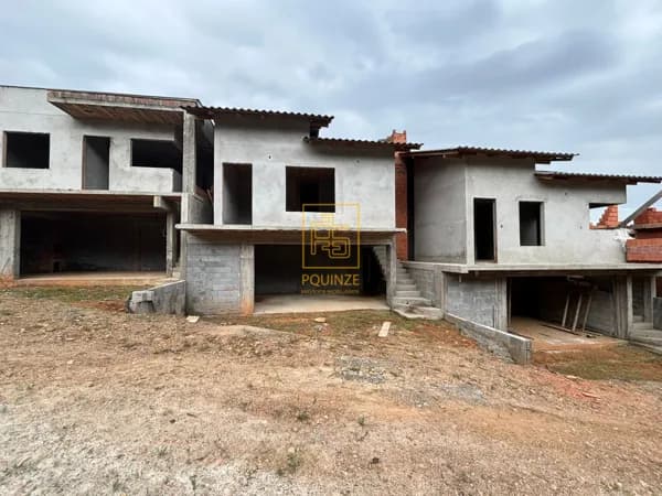 Casa com churrasqueira e suíte no bairro Quintino