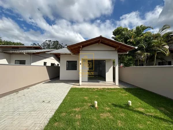 Casa com amplo quintal no bairro Araponguinhas