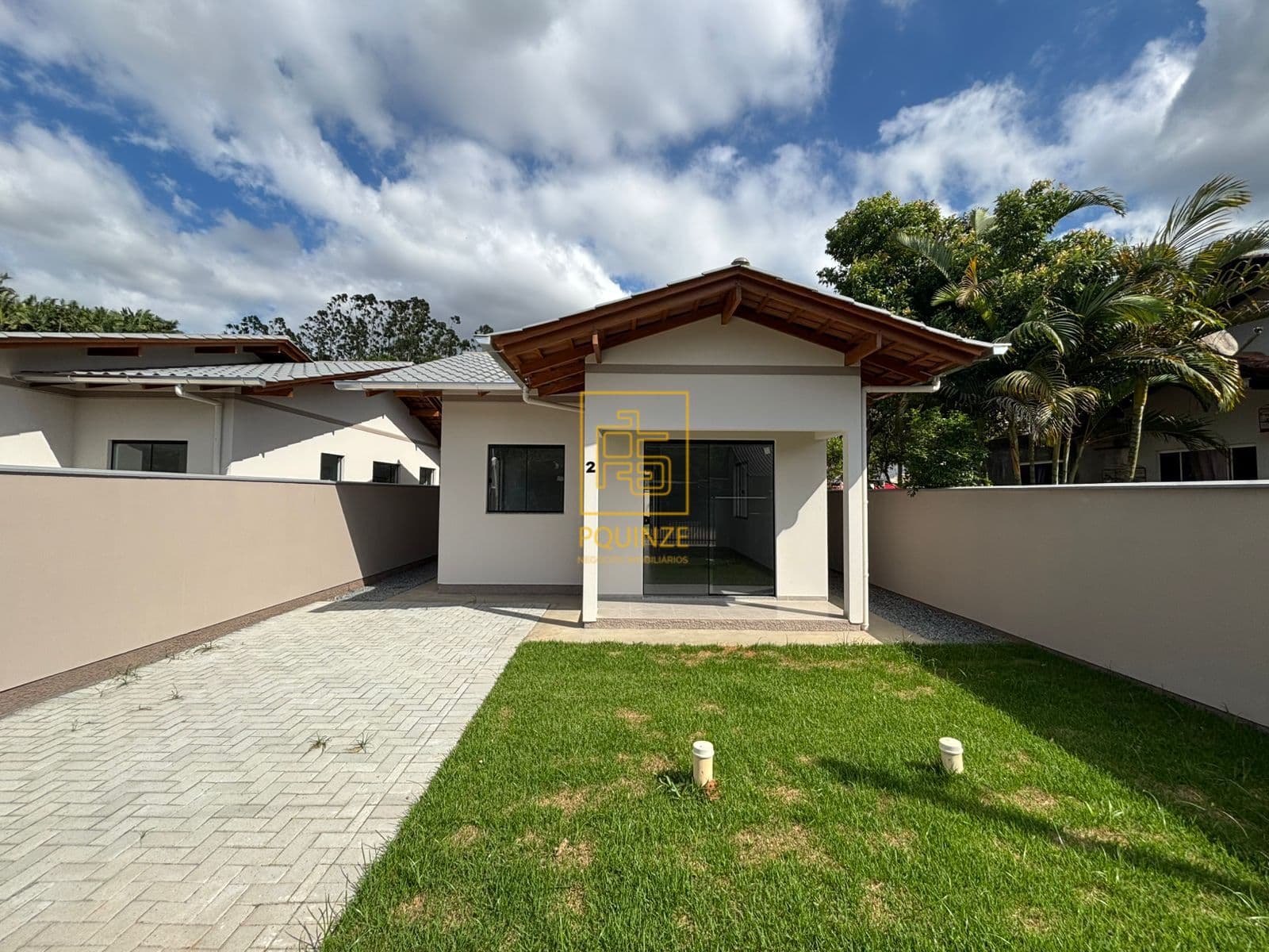 Casa com amplo quintal no bairro Araponguinhas