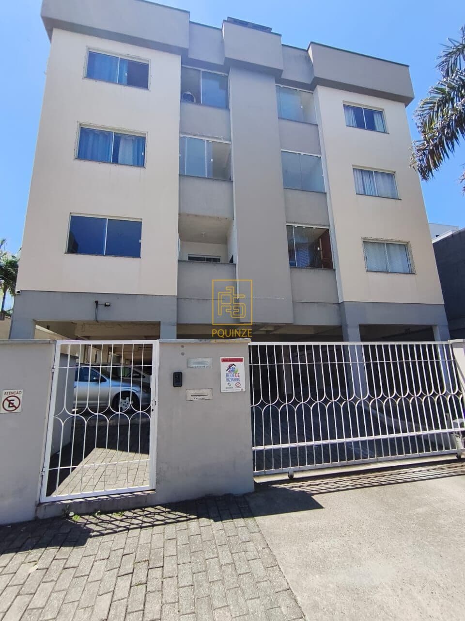 Apartamento com sacada e churrasqueira