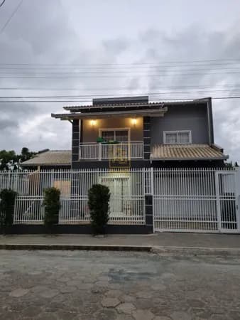 Sobrado mobiliado a 150 metros do mar com área de lazer completa