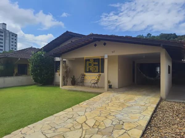 Casa com piscina a poucos minutos do centro de Timbó