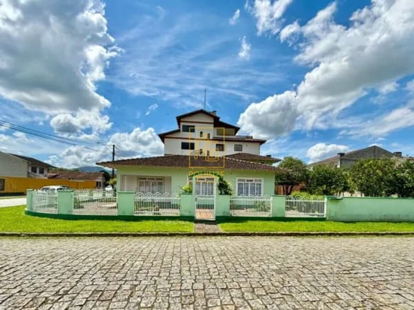 Casa com amplo espaço e praticidade no bairro das Nações
