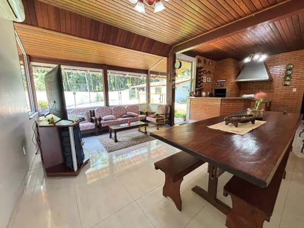 Sítio semi mobiliado com infraestrutura completa e área de lazer