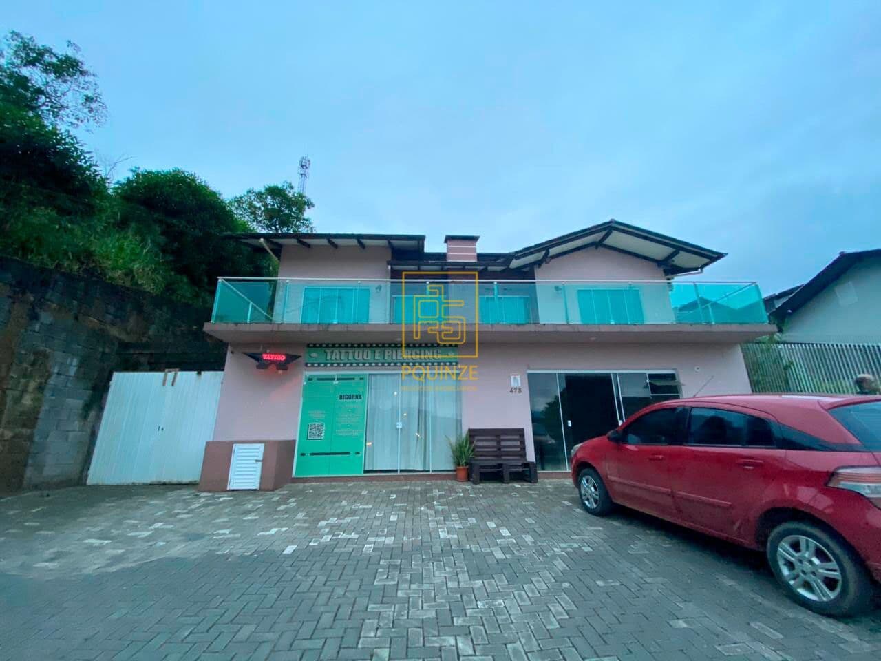 Casa com sala comercial