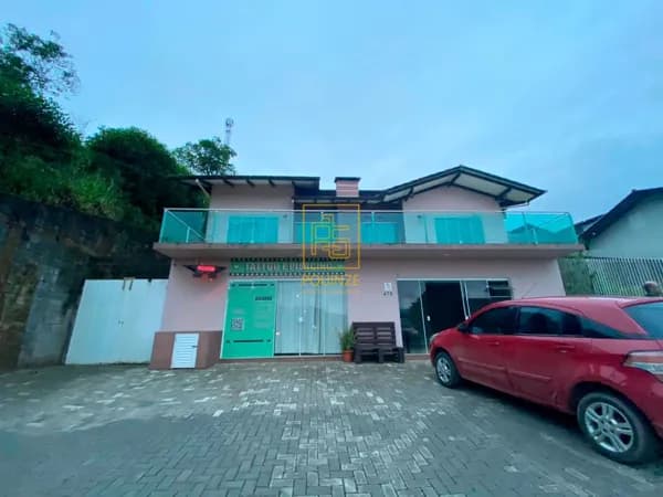 Casa com sala comercial