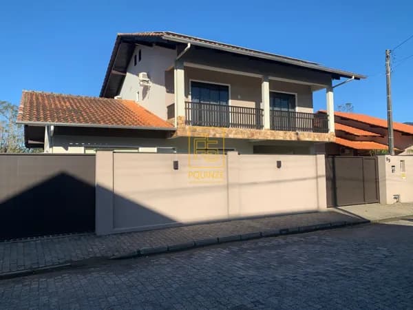 Casa com energia solar e amplo quintal no centro de Rodeio